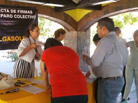 Recolectan firmas en contra de los 'gasolinazos' en Iguala.  