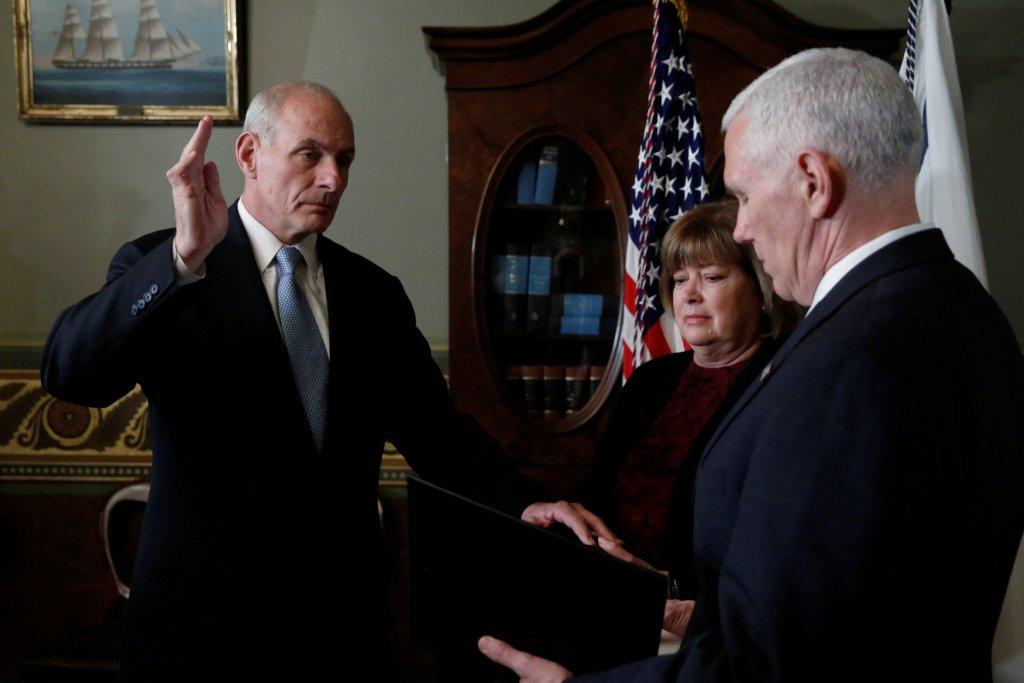 El vicepresidente Mike Pence le toma juramento a Kelly como secretario de Seguridad Nacional.