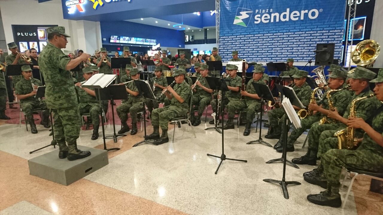 Adultos y niños escucharon arreglos musicales de Blancanieves, Los Simpson, Los Locos Adams, Star Wars, entre otros.