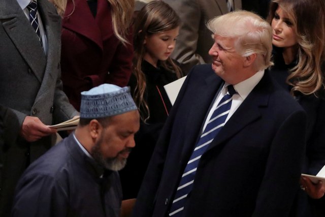 Donald Trump dejó el servicio religioso para dirigirse a la sede de la CIA, en Virginia.