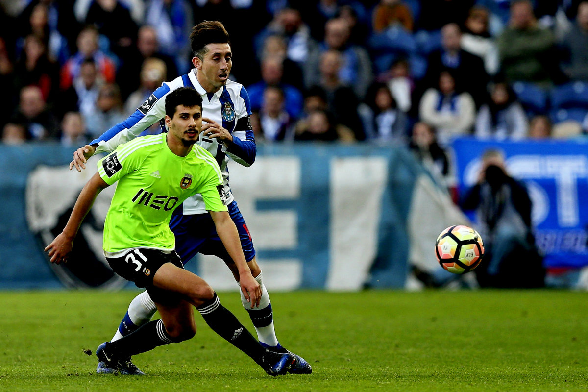 Héctor Herrera tuvo participación 
