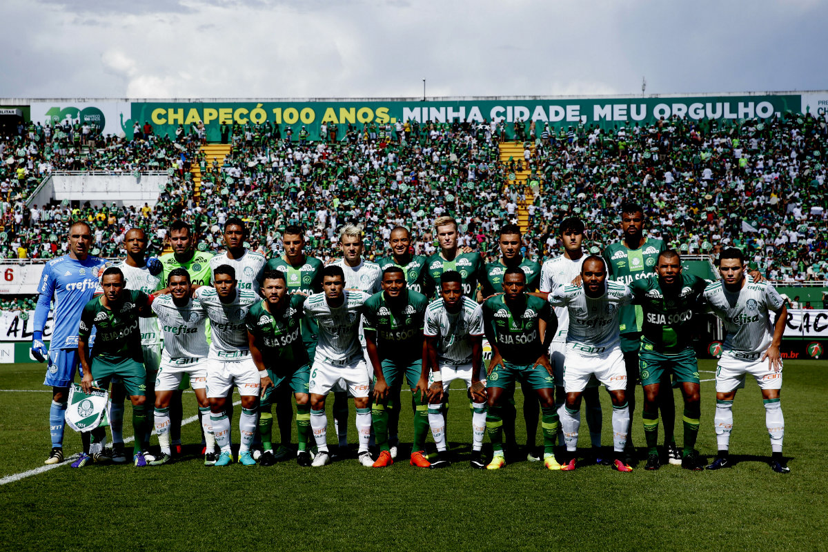 Los jugadores del Chapecoense y el Palmeiras 