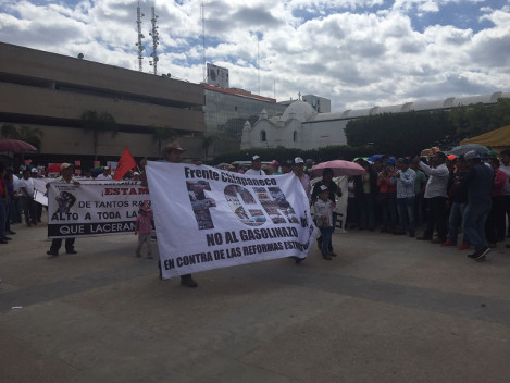 Alrededor de 15 mil personas se manifestaron pacíficamente en el centro de Tuxtla Gutiérrez contras las reformas estructurales. No se reportaron actos