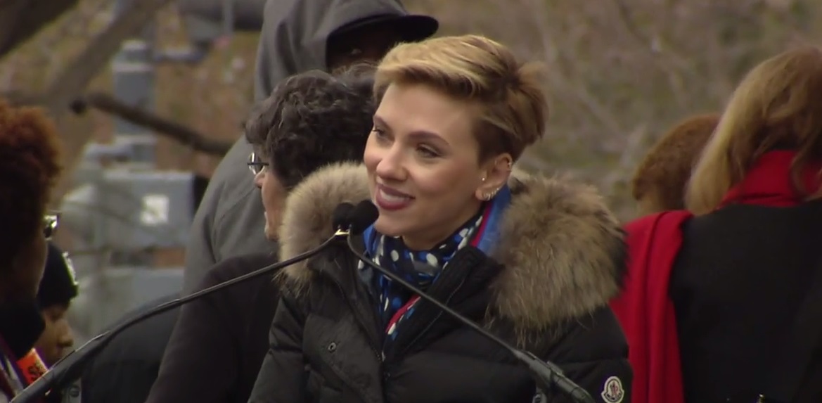 Scarlett Johansson externó sus preocupaciones por el recorte presupuestal que sufrió Planned Parenthood. 