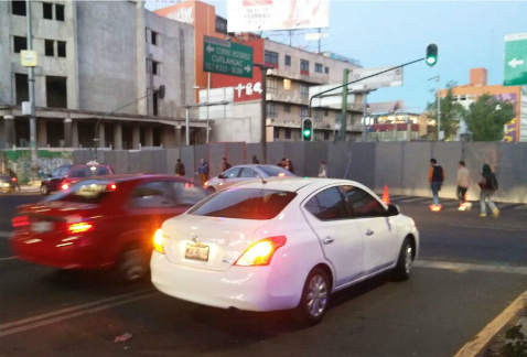 Automovilistas se encontraron esta mañana con una valla metálica en la Calzada México-Tacuba, debido a una filmación. La circulación vehicular estará 