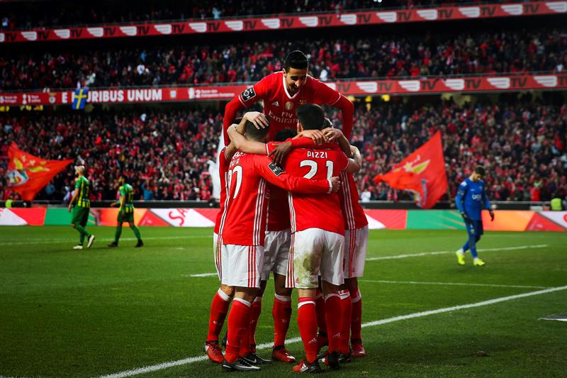 Benfica golea al Tondela y es líder