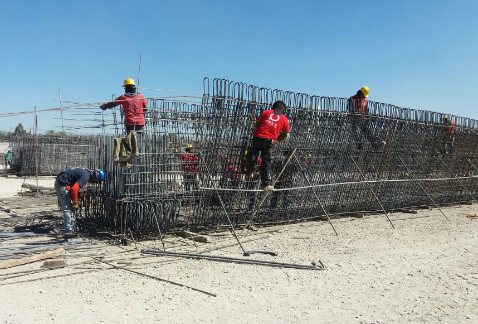 La construcción de columnas, trabes y capiteles para el tercer tramo del viaducto elevado del Tren Interurbano México-Toluca, tiene 73 por ciento de a