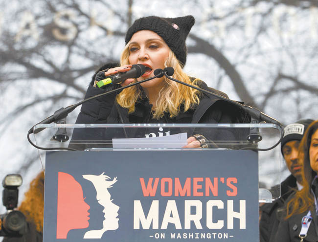 Madonna apareció entre la multitudinaria marcha en Washington, provocadora y combativa. 