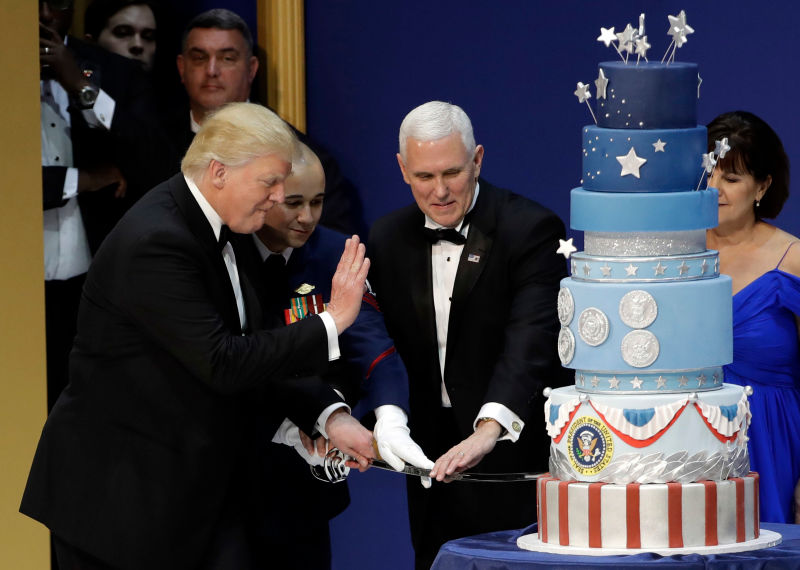 El pastel que cortó Trump el viernes pasado es idéntico al que cortó en 2013 Barack Obama. 