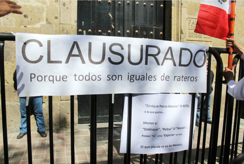 Se manifiestan más de 40 mil personas contra 'gasolinazo' en GDL.