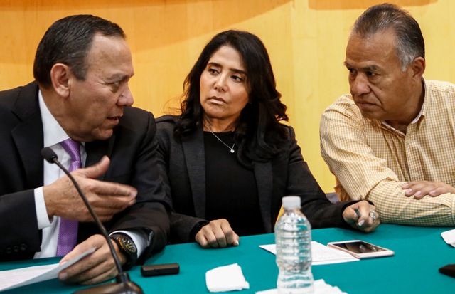 El vice coordinador del PRD en la Cámara de Diputados, Jesús Zambrano y la líder nacional del partido, Alejandra Barrales. 