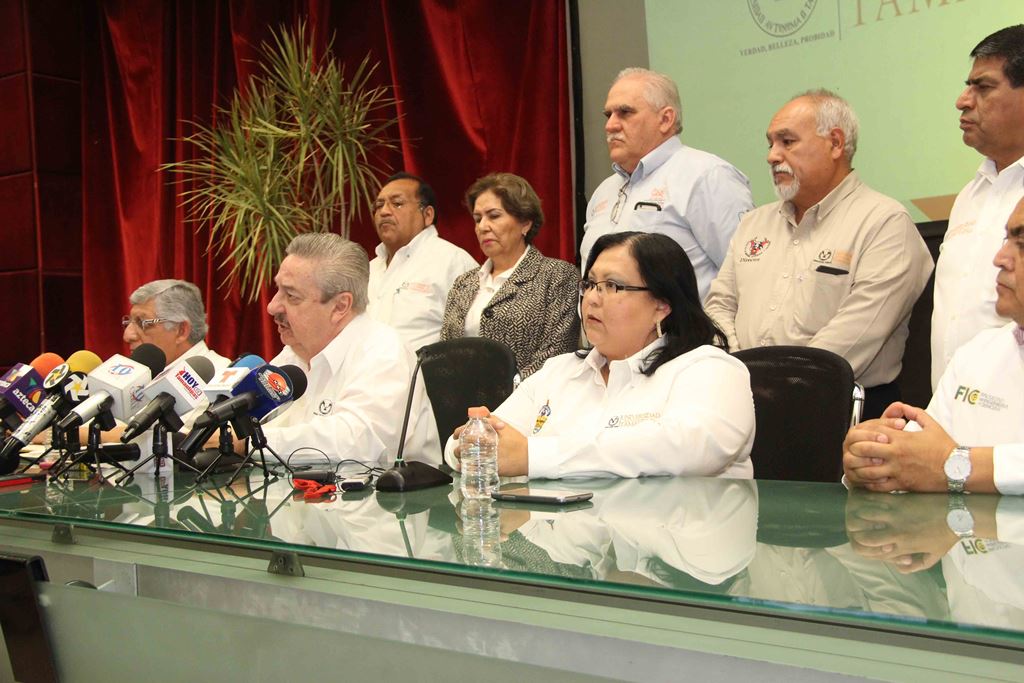 Asamblea Universitaria encabezada por el rector Enrique Etienne.
