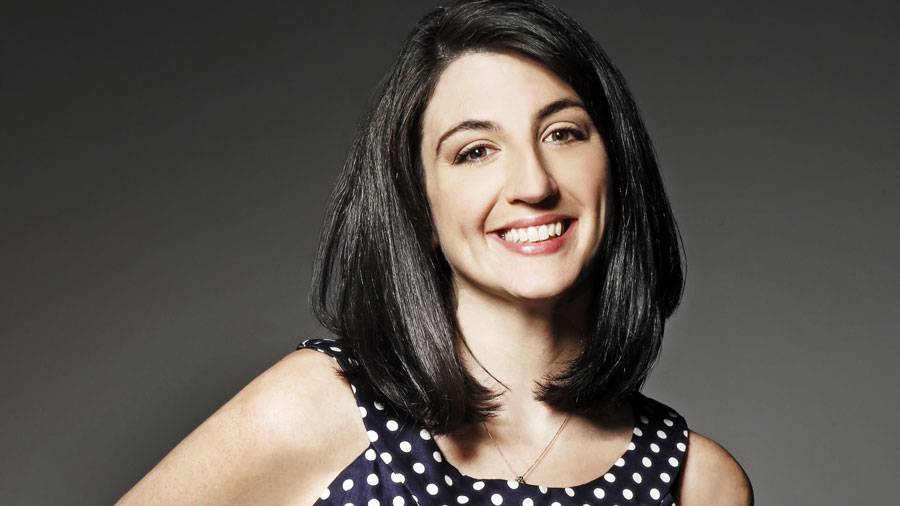 Ella es la guionista Katie Rich.