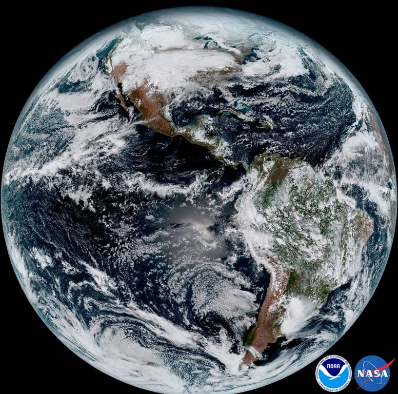 Se trata de una fotografía del hemisferio occidental de la Tierra capturada el 15 de enero.