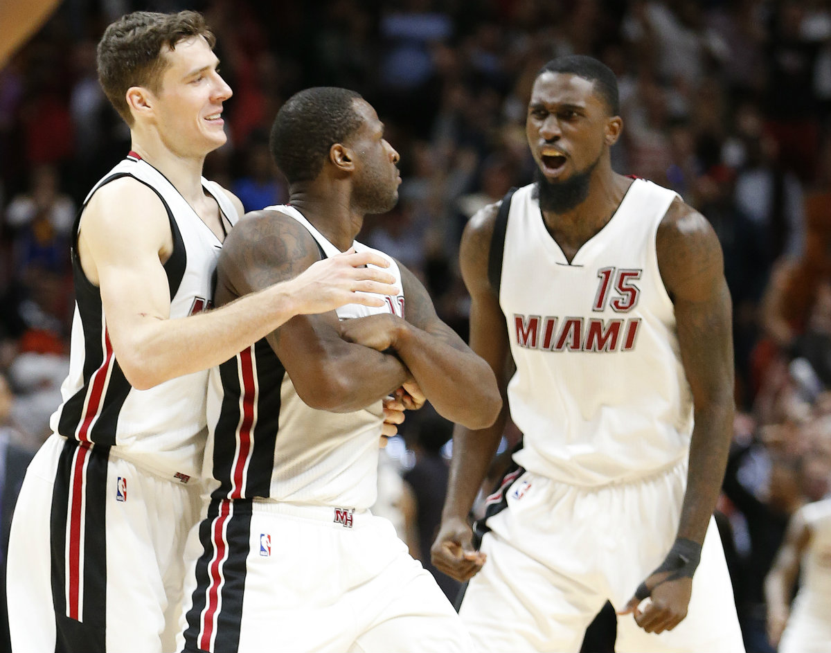 Goran Dragic (izquierda) y Okaro White (15) felicitan a Dion Waiters (centro)