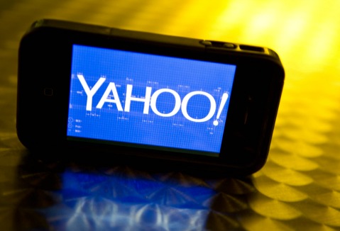 En 2016, Yahoo se vio envuelta en varios escándalos. Fue hackeado dos veces y se dio a conocer que aceptó revisar los correos de sus usuarios para dar