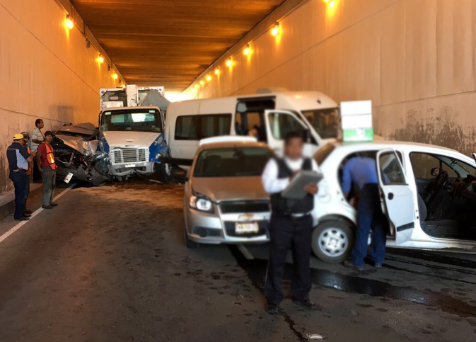 Accidente vial deja 16 personas lesionadas en Saltillo.