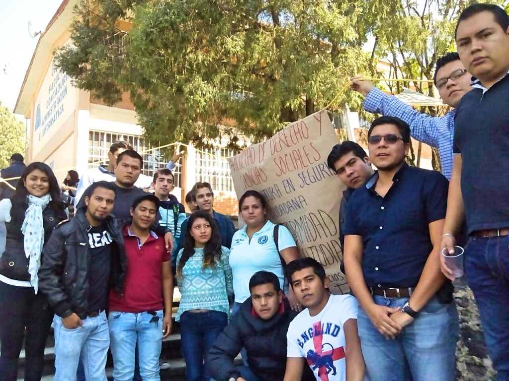 Alumnos de la carrera de Seguridad Ciudadana de la Universidad Autónoma del Estado de Morelos.