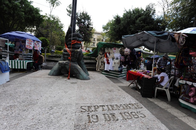 Ambas personas fueron encontradas en la Plaza de la Solidaridad.