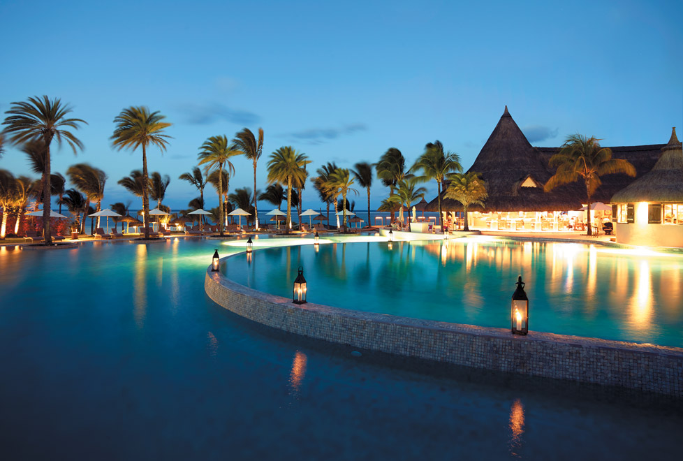 El hotel LUX Belle Mare tiene 174 suites y 12 villas privadas rediseñadas por la británica Kelly Hoppen, donde pueden hospedarse tanto parejas como fa
