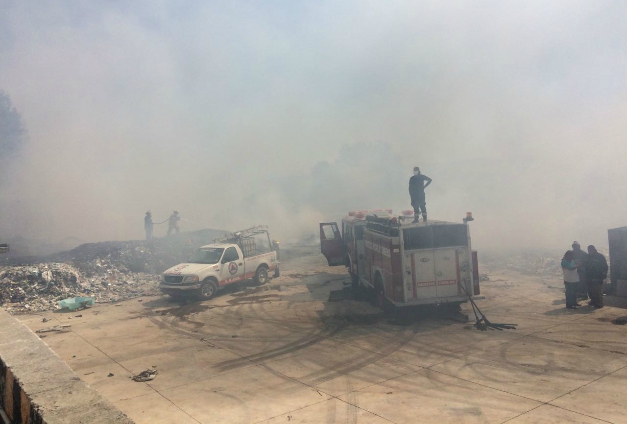 Incendio de pacas de PET en Axapusco, pastizal, humo.