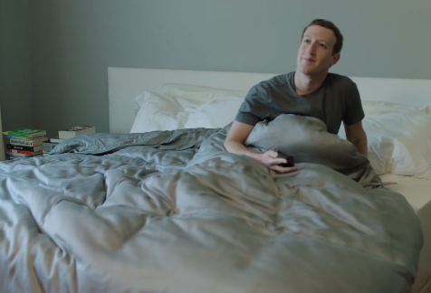 Mark no se tiene que preocupar por tener en orden su perfil de Facebook, doce personas lo hacen por él. 