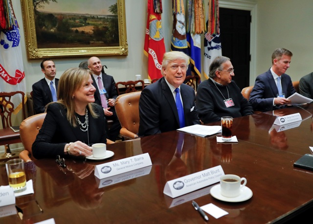 El presidente estadunidense, Donald Trump, con los líderes de GM, Mary Barra y de Fiat Chrysler, Shane Karr.
