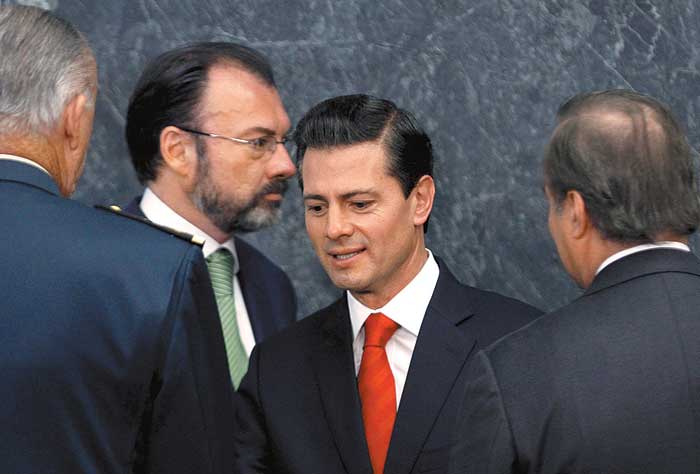 El general Salvador Cienfuegos (izquierda, de espaldas), Luis Videgaray, Enrique Peña Nieto y Juan Pablo Castañón (derecha, de espaldas).