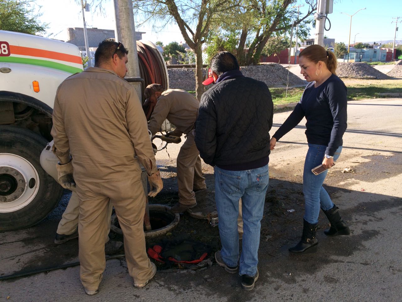Simas Torreón realizó labores de desazolve en la colonia La Amistad.