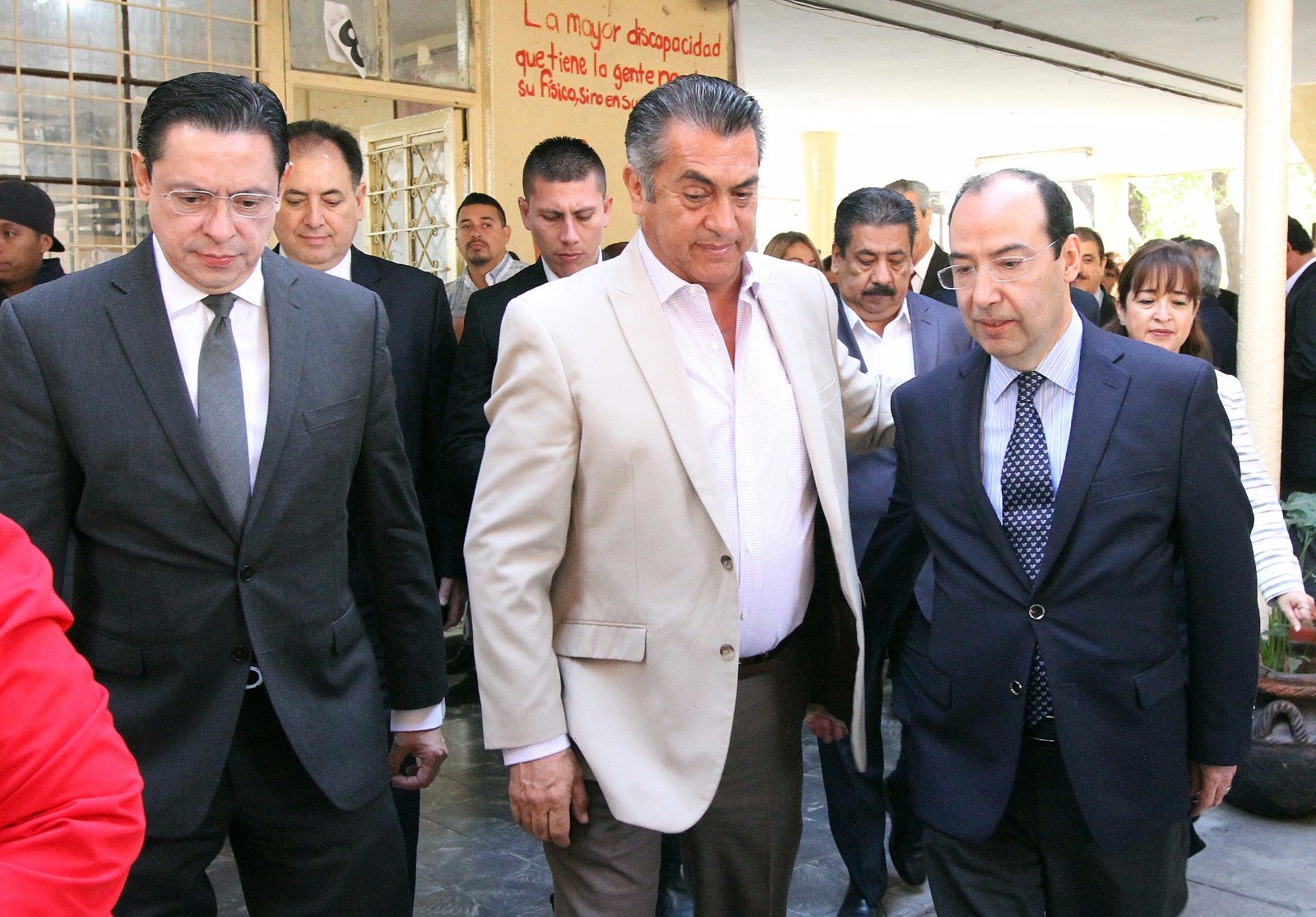 El acto protocolario lo arrancaron el gobernador Jaime Rodríguez y Javier Treviño, subsecretario de Educación a nivel federal. 