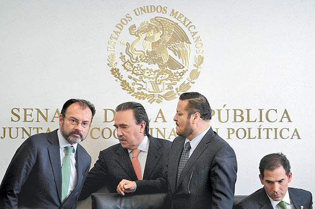 El canciller se reunió con medios de comunicación en el Senado. 