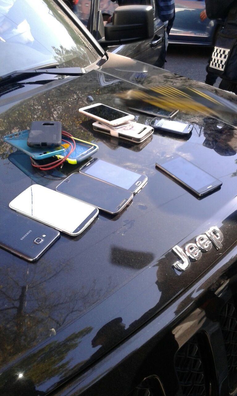 La policía les aseguró 9 celulares.