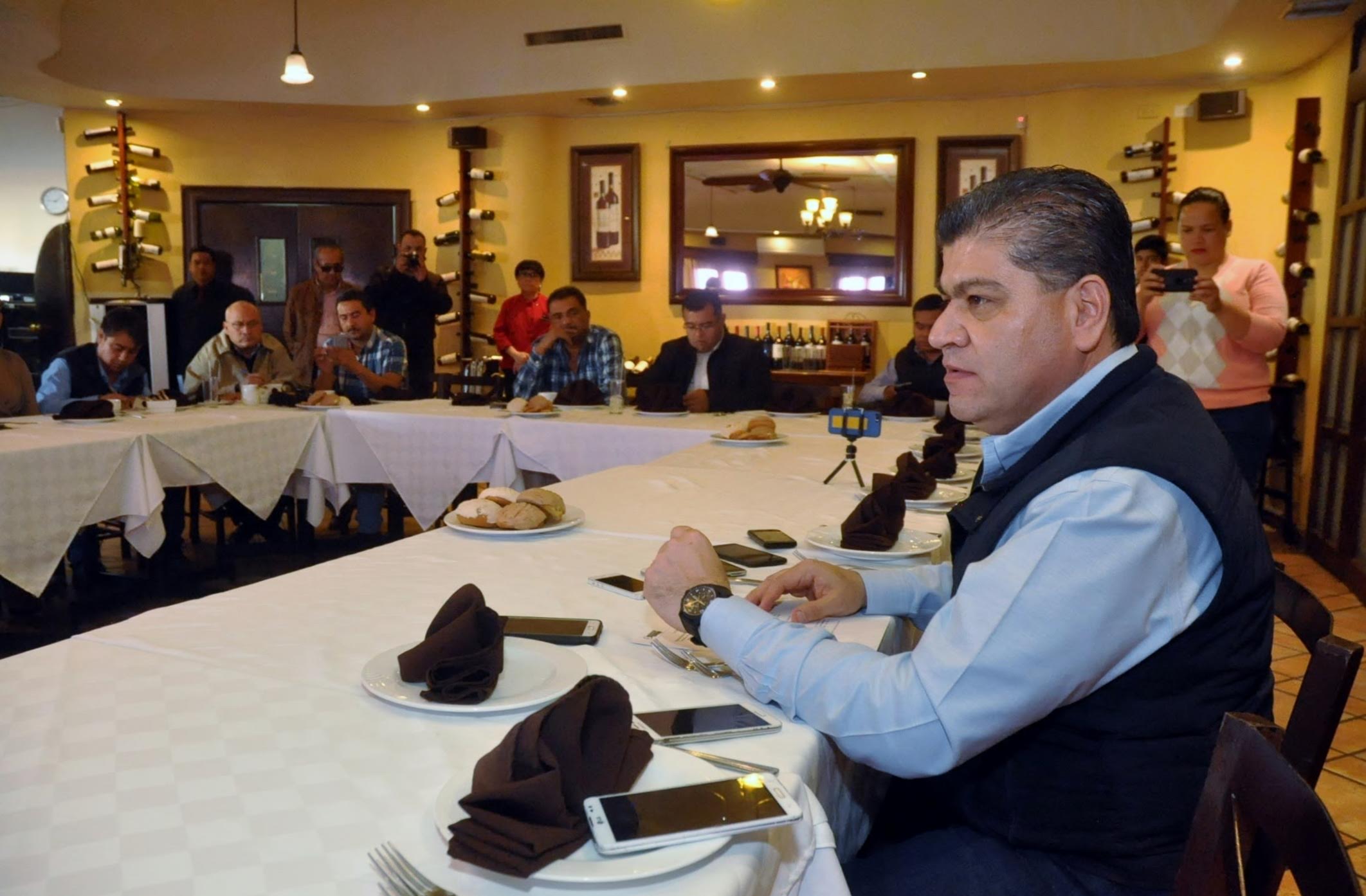 El precandidato del PRI a la gubernatura de Coahuila, Miguel Riquelme, se comprometió a cuidar la industria acerera de Coahuila.