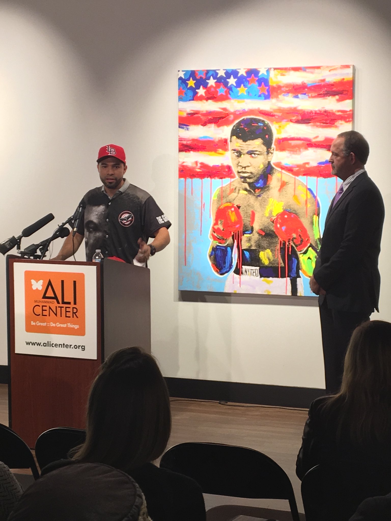 Presentaron los jerseys y gorras de los Murciélagos de Louisville en el Centro Muhammad Ali