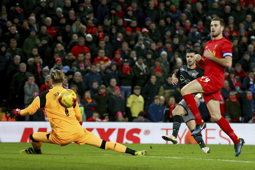 Shane Long, anotador del gol que elimina al Liverpool.