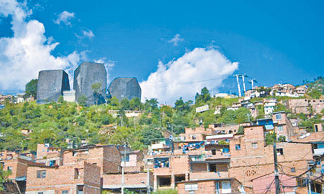 Arquitectura ligada a la escasez y al contexto sociopolítico de Latinoamérica. 