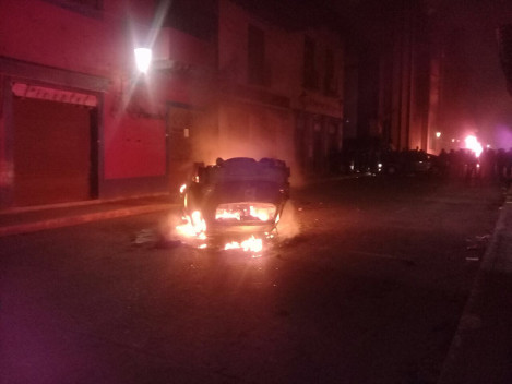 Comerciantes molestos por el operativo que realizaba la Secretaría de Finanzas de Puebla en una tienda para asegurar ropa ilegal, volcaron varios de l