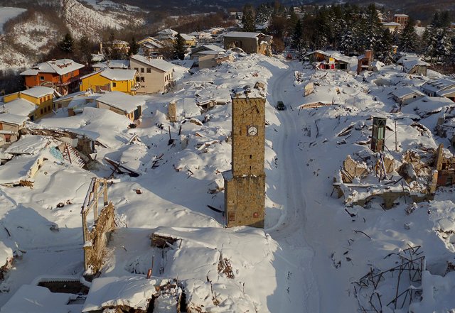 La comunidad de Amatrice, actualmente cubierta de nieve, fue destruida por terremotos el año pasado.