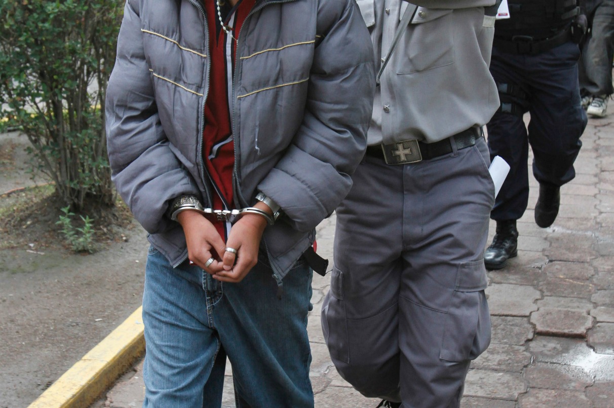 Detenido, asegurado, delincuente, policía.