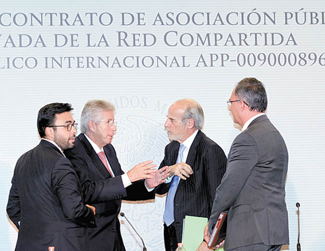 Entrega de los títulos de concesión a Altán y Promtel. 