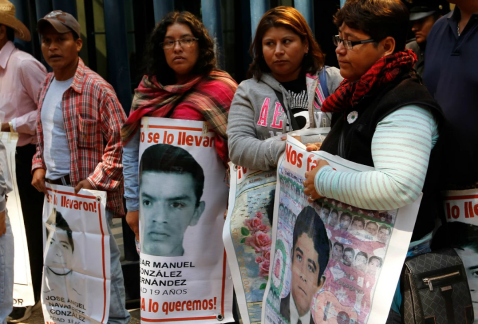 Familiares de los 43 normalistas desaparecidos en Iguala, Guerrero, protestaron frente a la PGR y luego marcharon al Zócalo.