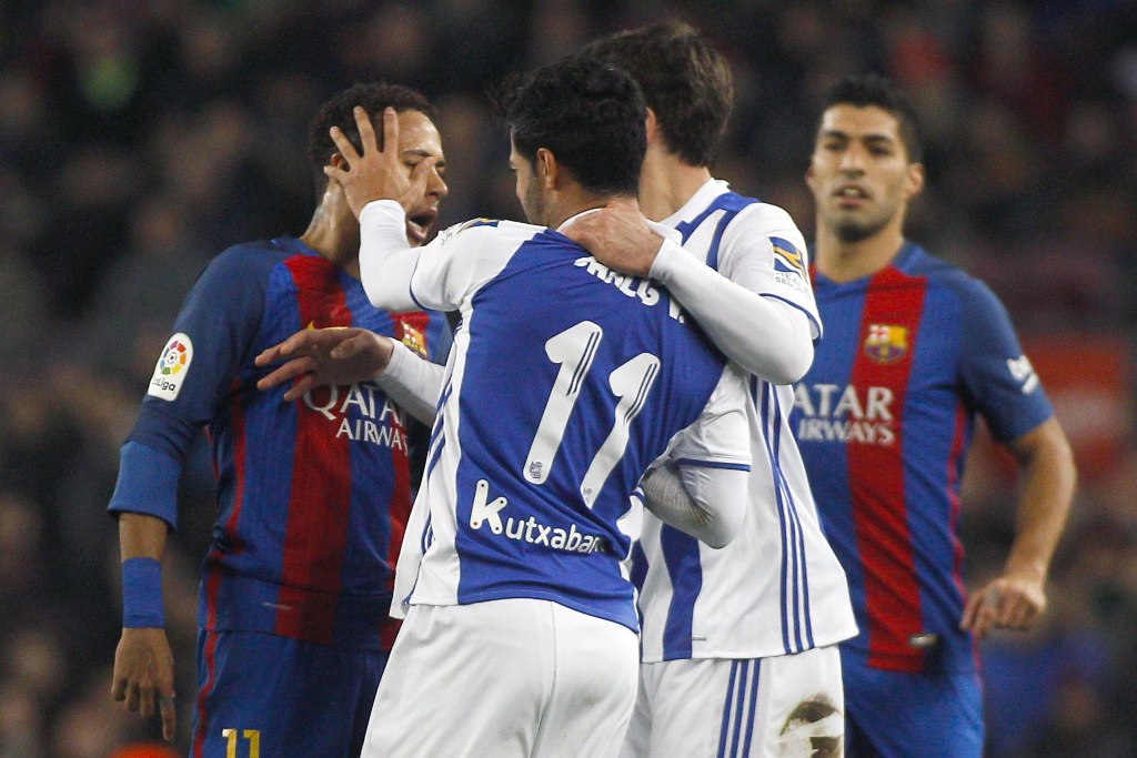 Neymar y Carlos Vela protagonizan un altercado en la Copa del Rey