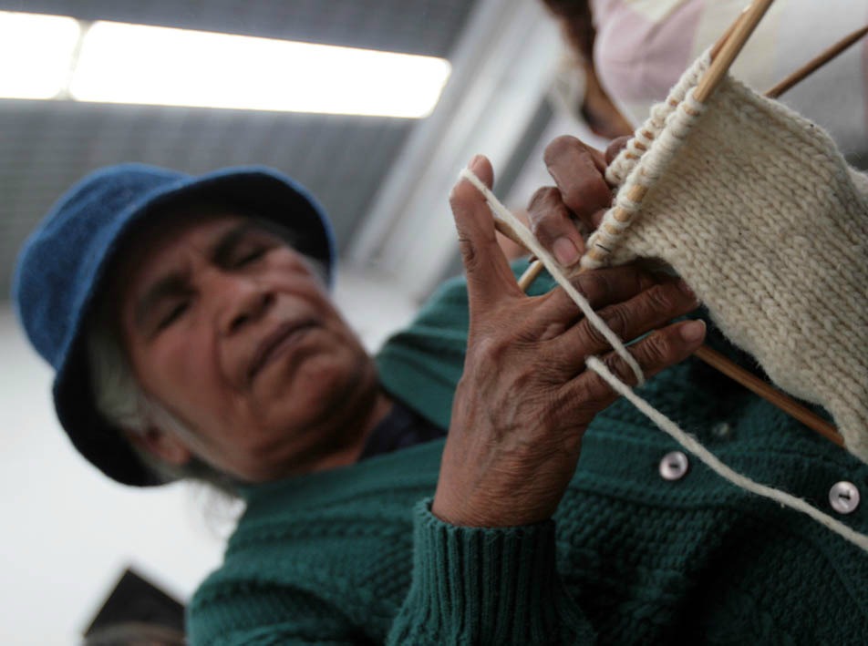 Tejido, artesanía, tercera edad, anciano.