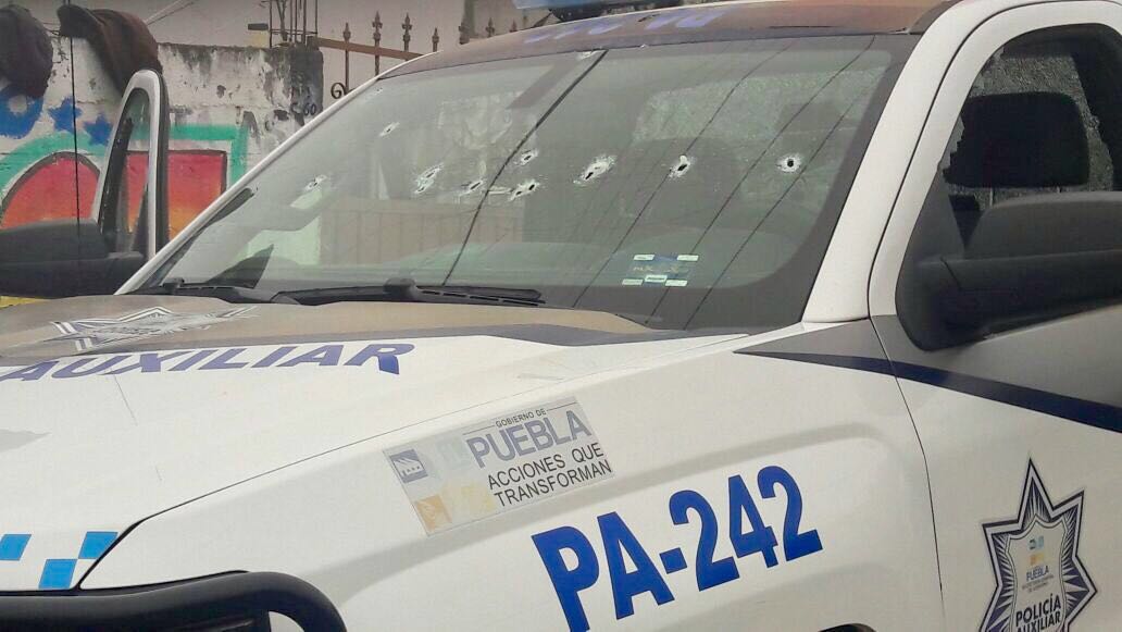Uno de los uniformados abatidos quedó en la caja de la camioneta.