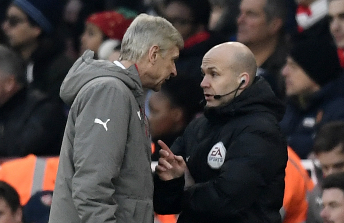 Arsene Wenger insultó y empujó a un árbitro en el encuentro ante el Burnley