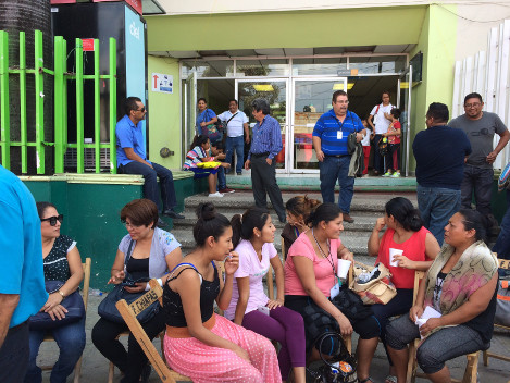 Mujeres instalaron casas de campañas afuera del Hospital Regional Dr. Rafael Pascacio Gamboa, donde son hostigadas por parte del director del nosocomi