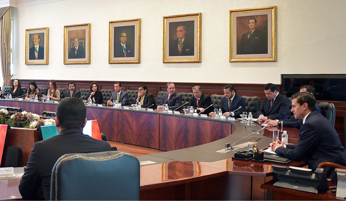El presidente Enrique Peña Nieto durante la reunión con legisladores en Los Pinos para analizar la estrategia de defensa de migrantes en EU.