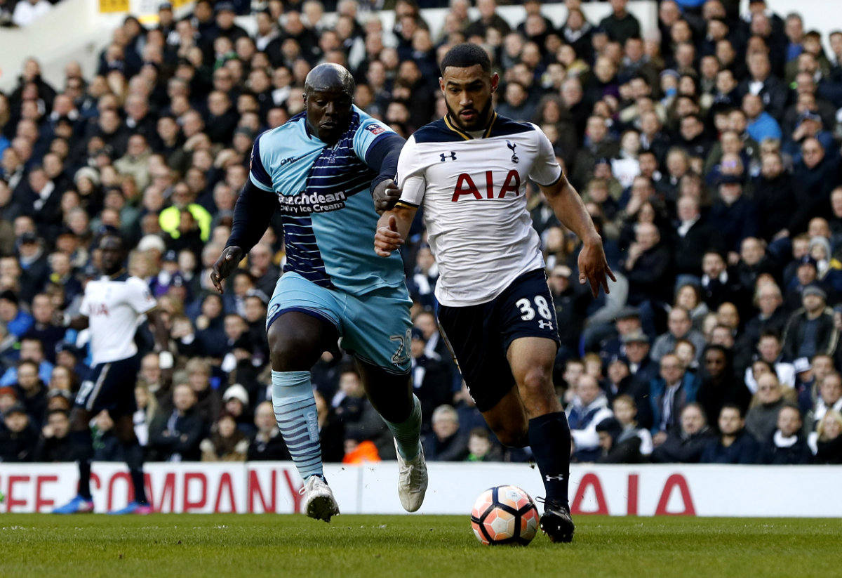 Adebayo Akinfenwa robó cámara 