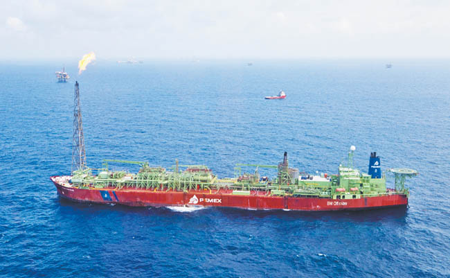 Buque de Pemex en aguas del Golfo de México. 