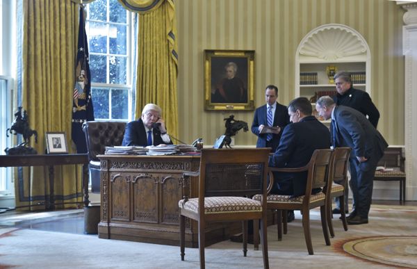 Donald Trump se comunicó con Vladimir Putin desde la Oficina Oval, en la Casa Blanca.